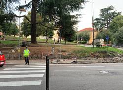 Lavori in corso il primo giorno di scuola nel marciapiede che porta ai licei