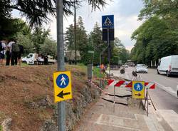 Lavori in corso il primo giorno di scuola nel marciapiede che porta ai licei