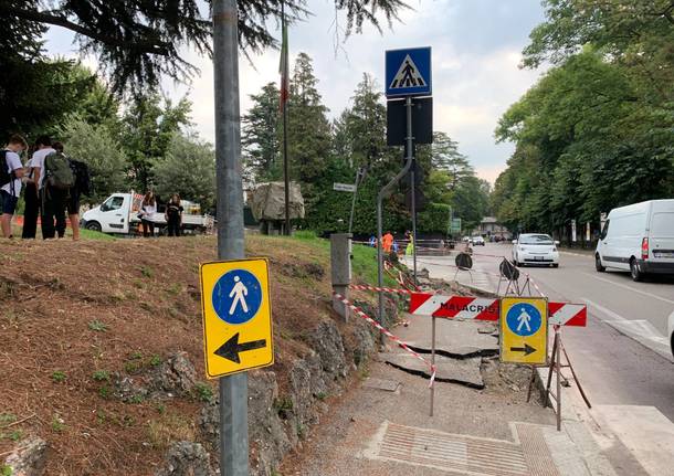 Lavori in corso il primo giorno di scuola nel marciapiede che porta ai licei