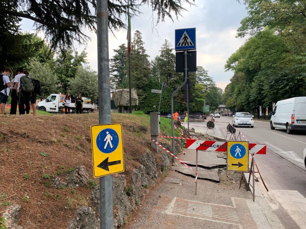 Lavori in corso il primo giorno di scuola nel marciapiede che porta ai licei