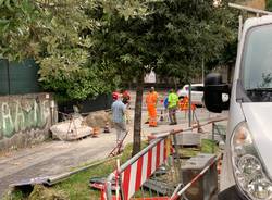 Lavori in corso il primo giorno di scuola nel marciapiede che porta ai licei