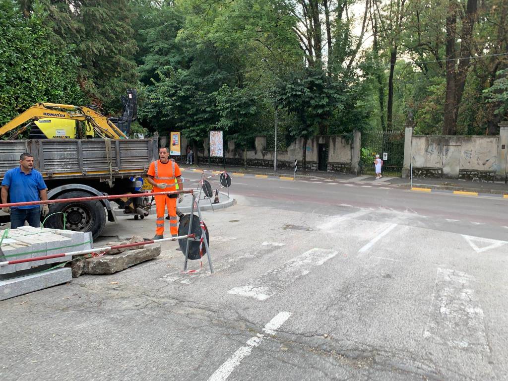 Lavori in corso il primo giorno di scuola nel marciapiede che porta ai licei