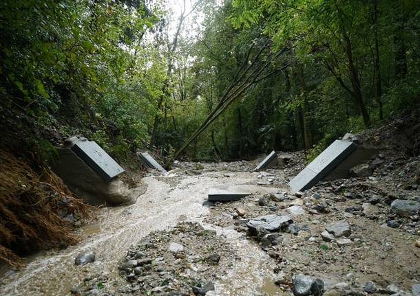 Lungo il letto del Tinella, il fiume dell'alluvione