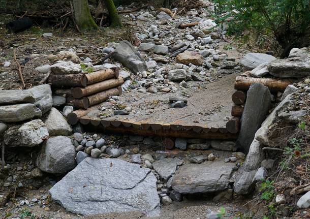 Lungo il letto del Tinella, il fiume dell'alluvione