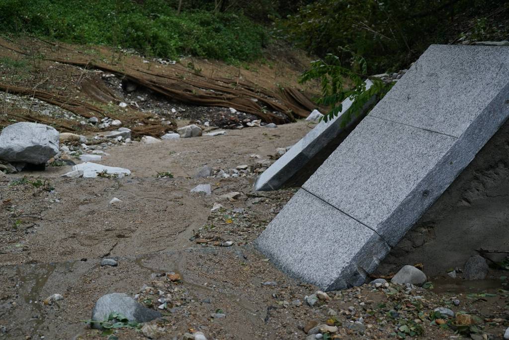 Lungo il letto del Tinella, il fiume dell'alluvione