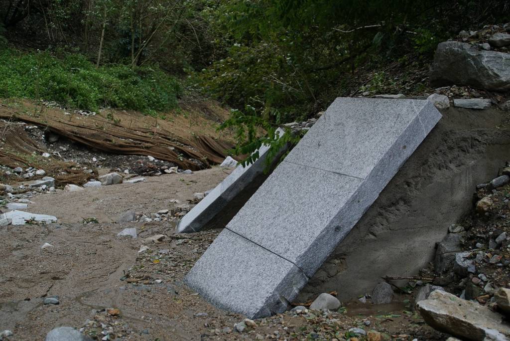 Lungo il letto del Tinella, il fiume dell'alluvione