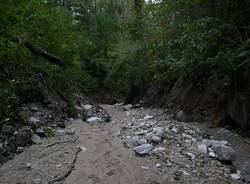 Lungo il letto del Tinella, il fiume dell'alluvione