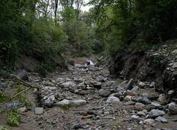 Lungo il letto del Tinella, il fiume dell'alluvione