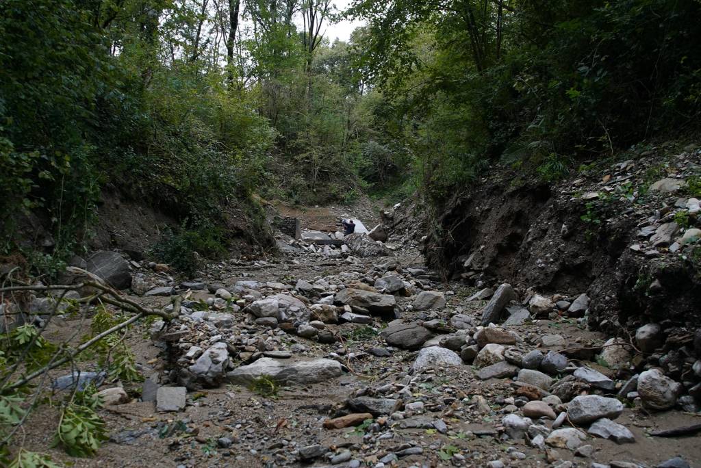 Lungo il letto del Tinella, il fiume dell'alluvione