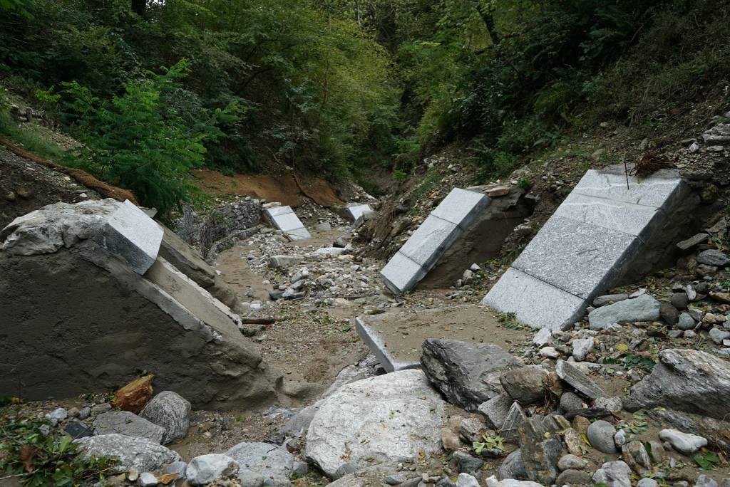 Lungo il letto del Tinella, il fiume dell'alluvione