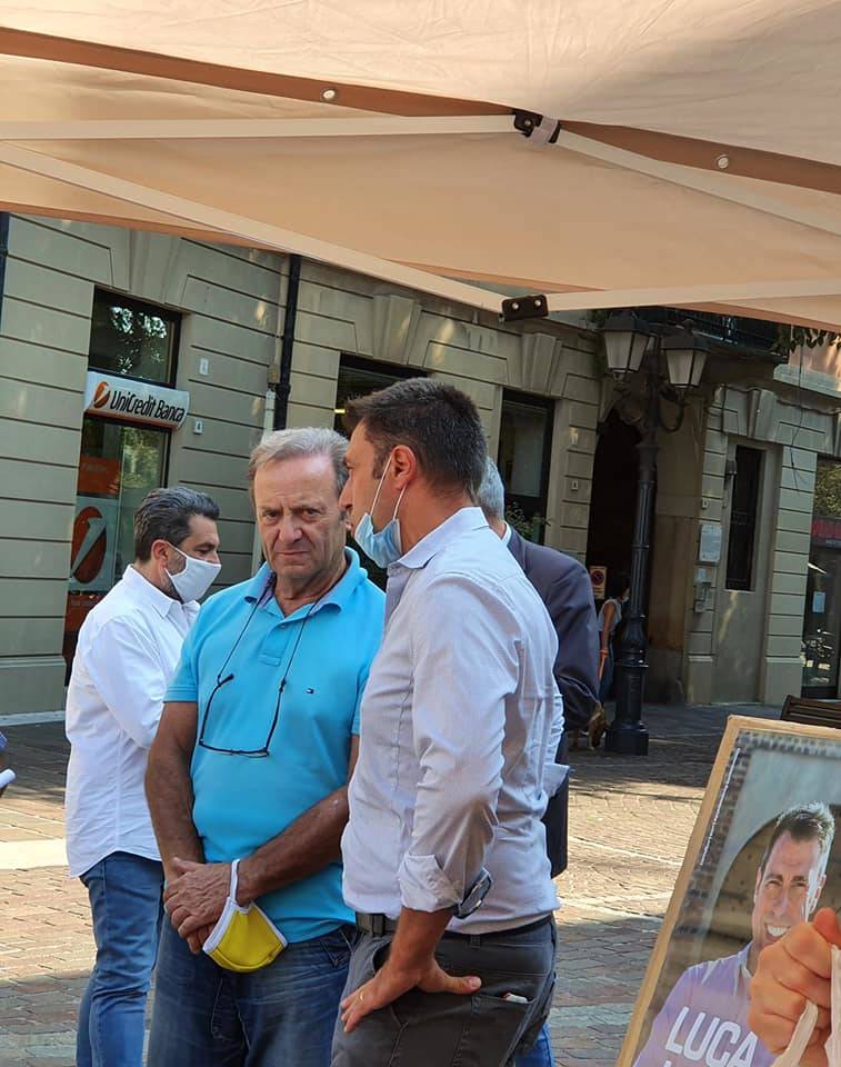 Movimento 5 Stelle in piazza a Saronno con Roberto Cenci e Longinotti