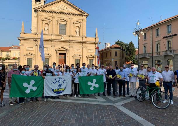 Paolo Grimoldi a Saronno: "Alle elezioni votate Fagioli". Doppio gazebo della Lega 