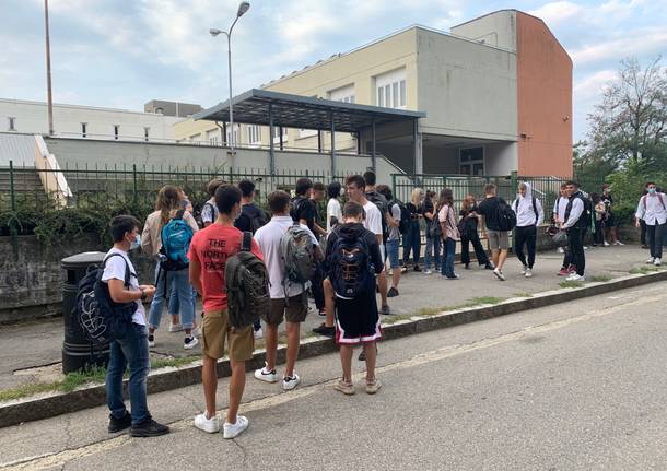 Primo giorno di scuola liceo Ferraris Varese