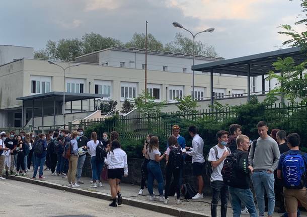 Primo giorno di scuola liceo Ferraris Varese