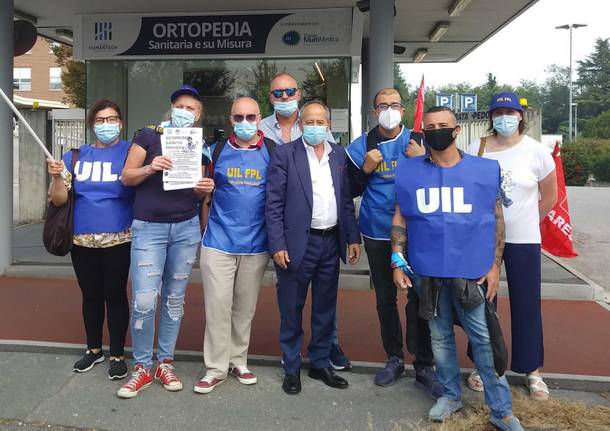 La protesta a Busto Arsizio dei lavoratori della sanità