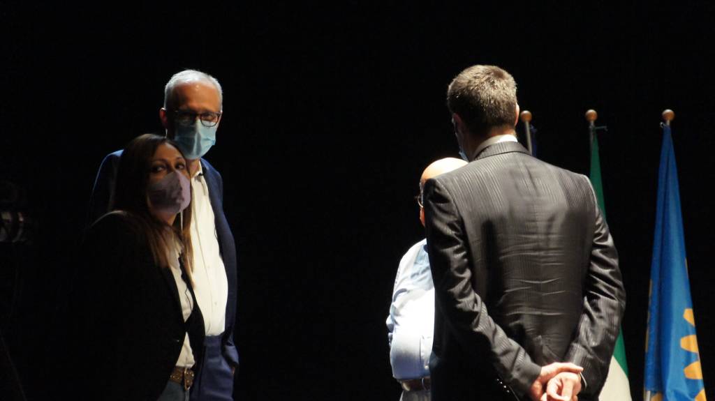 Saronno, il confronto fra i candidati sindaci scalda la serata al Teatro Giuditta Pasta