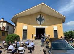 Sedie sul sagrato a Gazzada per il funerale di Ambrogio Brusa