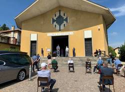 Sedie sul sagrato a Gazzada per il funerale di Ambrogio Brusa