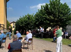 Sedie sul sagrato a Gazzada per il funerale di Ambrogio Brusa