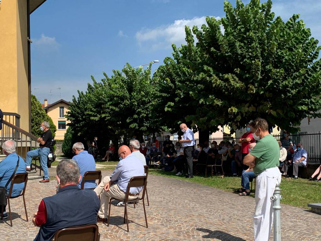 Sedie sul sagrato a Gazzada per il funerale di Ambrogio Brusa