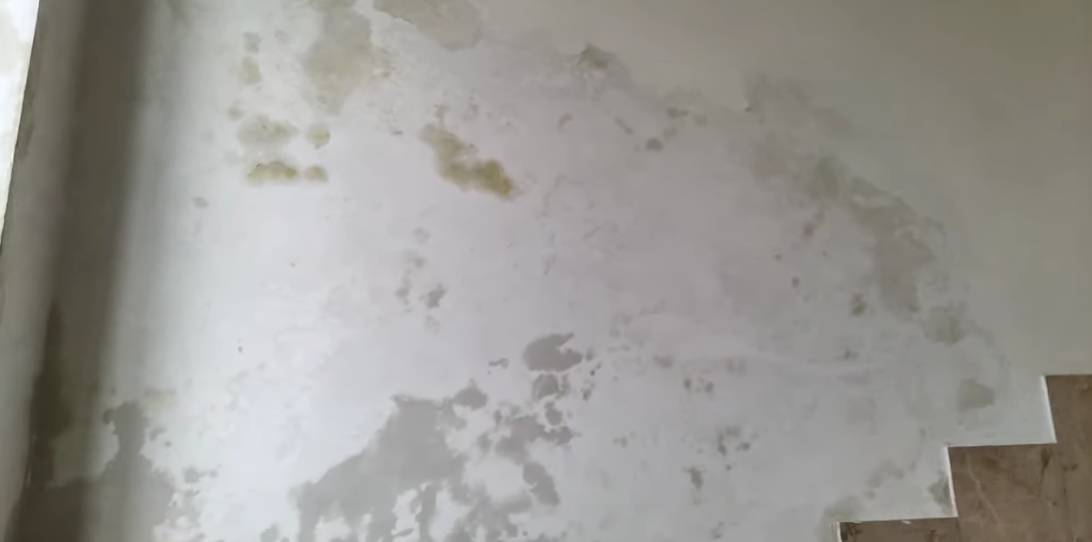 Sporcizia e ritardi alla scuola di Nerviano