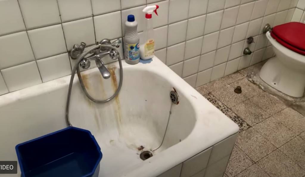 Sporcizia e ritardi alla scuola di Nerviano