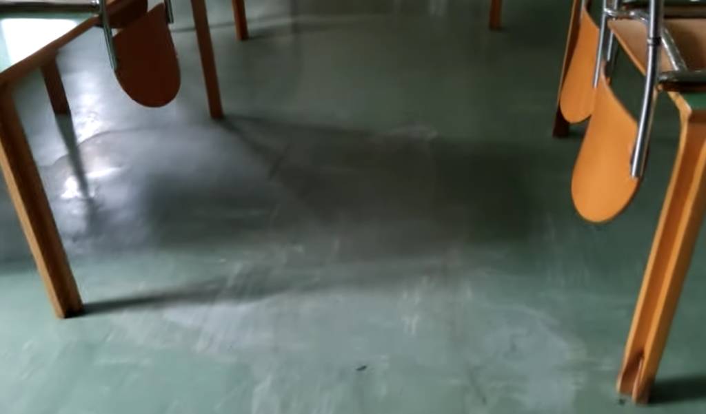 Sporcizia e ritardi alla scuola di Nerviano