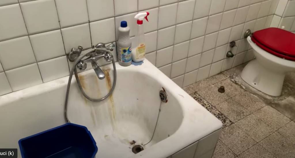 Sporcizia e ritardi alla scuola di Nerviano