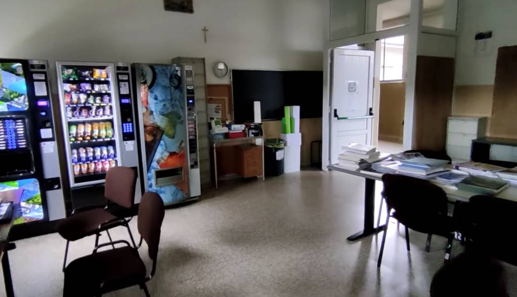 Sporcizia e ritardi alla scuola di Nerviano