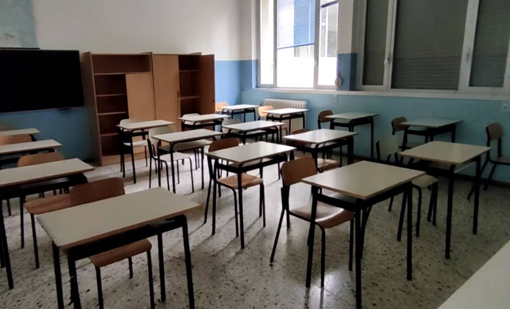 Sporcizia e ritardi alla scuola di Nerviano