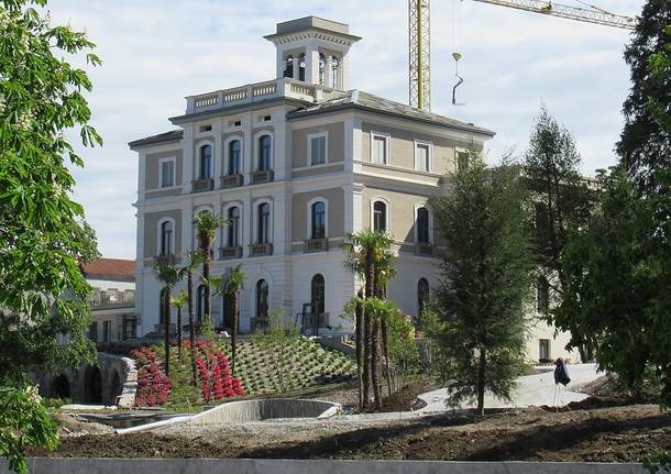 Auguri Di Natale Wikipedia.La Fontana Di Villa Cantoni S Illumina Per La Prima Volta In Ricordo Dell Eccidio Nazista Del Verbano Verbanonews