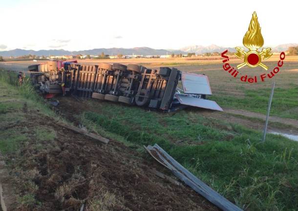 A9, camion ribaltato tra Saronno e Turate