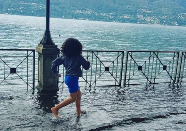 Acqua alta a Portovaltravaglia? C’è chi si diverte