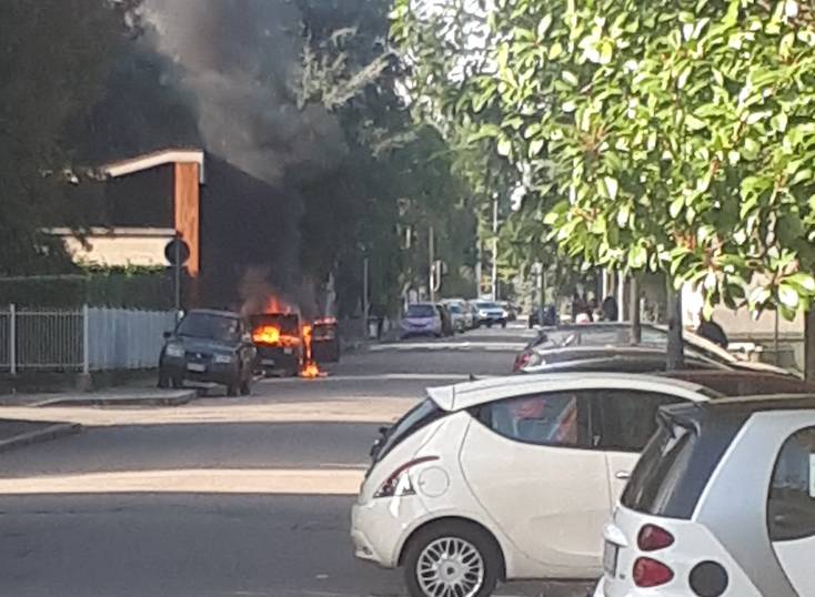 auto in fiamme a Legnano