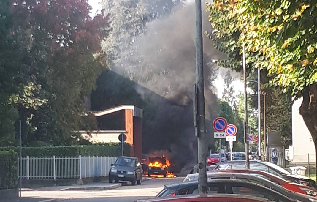 auto in fiamme a Legnano