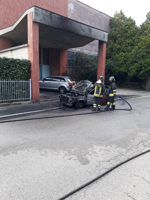 auto in fiamme a Legnano