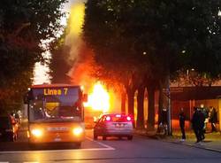 Bus in fiamme a Rho