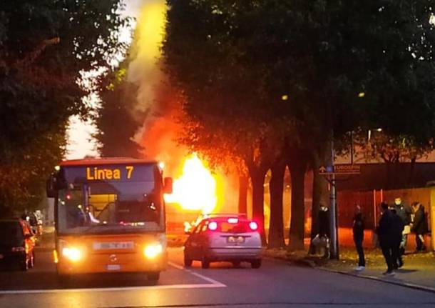 Bus in fiamme a Rho