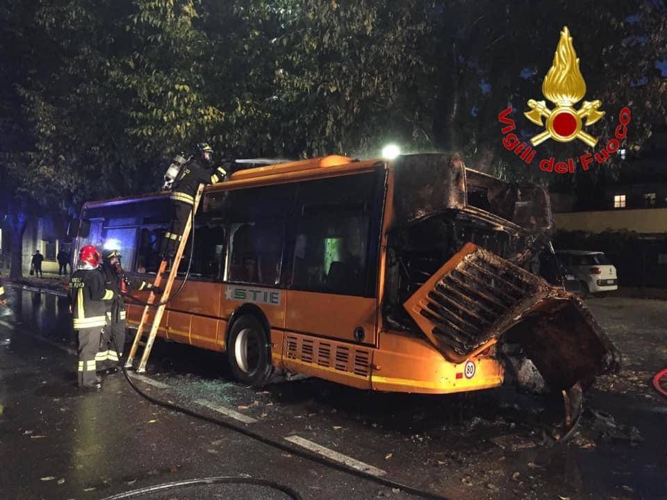 Bus in fiamme a Rho