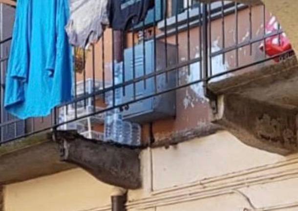 caduta calcinacci balcone gerenzano