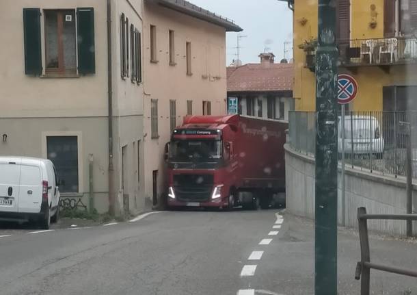 Camion "incastrato" a Fogliaro