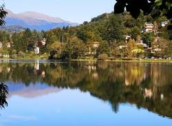 Colori e rifelssi sul lago di Ghirla