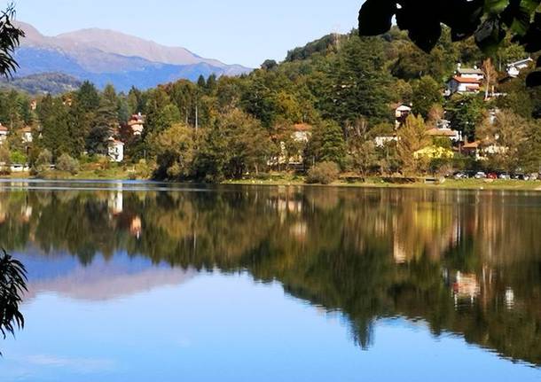 Colori e rifelssi sul lago di Ghirla