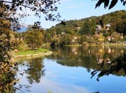 Colori e rifelssi sul lago di Ghirla