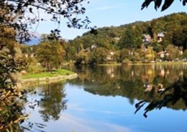 Colori e rifelssi sul lago di Ghirla