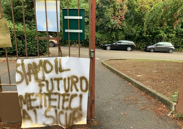 Cartelli di protesta all'istituto Casula di Varese