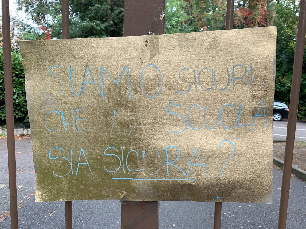 Cartelli di protesta all'istituto Casula di Varese