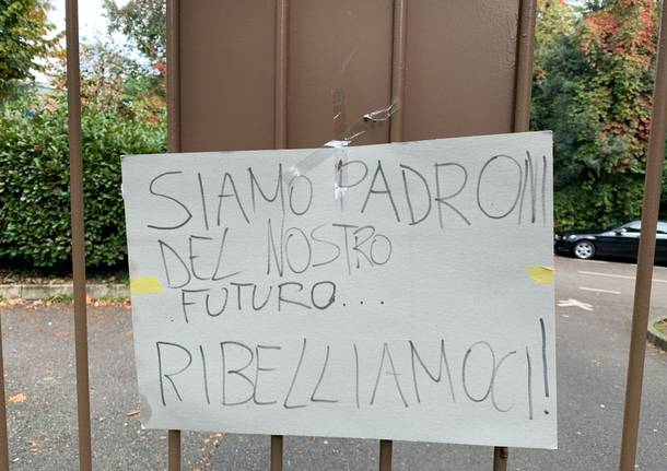 Cartelli di protesta all'istituto Casula di Varese