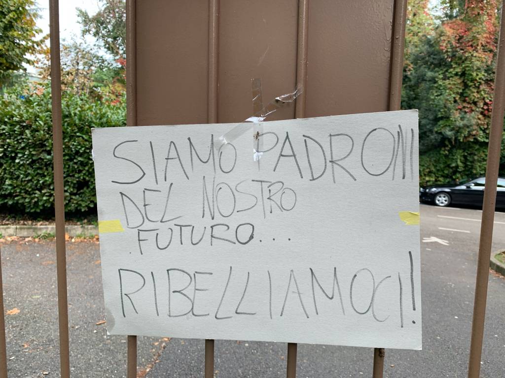 Cartelli di protesta all'istituto Casula di Varese