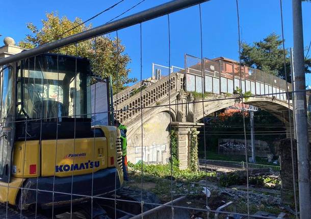 Cominciano i lavori al ponte pedonale di via Magenta